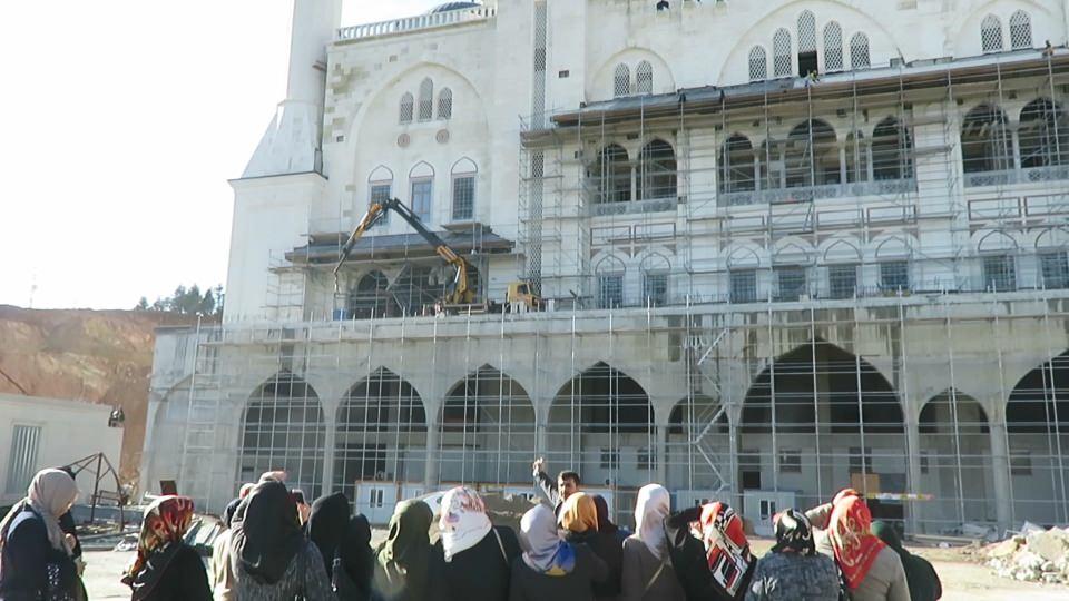 <p>Şu anda cami inşaatında dışardaki atölyelerle birlikte bin kişi çalışıyor. Caminin dev kubbesinin altında bulunan süslemeler tamamlandı. Önümüzdeki günlerde içerdeki iskelelerin tamamı sökülecek. Camiyi önümüzdeki Ramazan ayında ibadete açağız" dedi.</p>