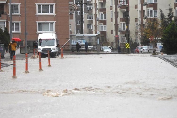 <p>Edirne'de dün geceden bu yana aralıkla süren sağanak yağış nedeniyle metrekareye 50 kilo yağış düşerken, cadde ve sokaklar kısa sürede göle döndü. Etkili yağış sonrası bazı araçlar yolda kalırken, bir çok evi de su bastı.</p>
<p> </p>