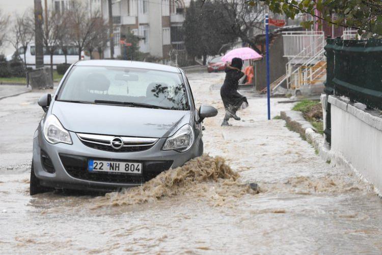 <p>Edirne'de dün gece başlayan ve aralıklarla süren sağanak yağış günlük yaşamı olumsuz etkiledi.</p>