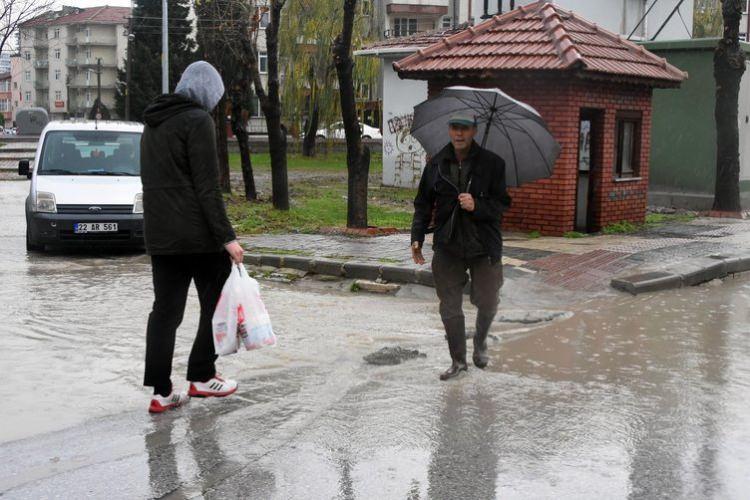 <p>Aracında mahsur kalan sürücüyü itfaiye ekipleri, aracı çekerek kurtardı. Giriş katında bulunan bazı evleri de su bastı.</p>
