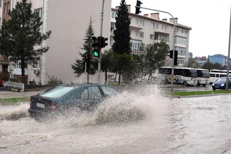 <p><strong>METREKAREYE 50 KİLO YAĞDI</strong></p>

<p>Meteoroloji verilerine göre Edirne'de hava sıcaklığı 9 dereceye kadar düşerken, son 24 saatte metrekareye 50 kilo düştü. Yarına kadar devam etmesi beklenen sağanak yağışların Salı günü yerini karla karışık yağmura bırakması bekleniyor.</p>
