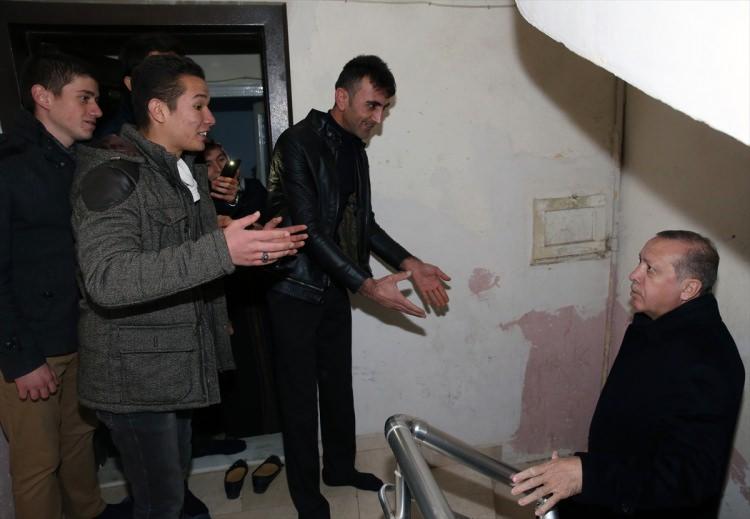 <p>Erdoğan, programın ardından tören alanının yanında bulunan Raziye ve Sami Bozağaç çiftinin evine ziyarette bulundu.</p>