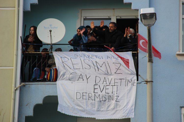 <p>Cumhurbaşkanı Recep Tayyip Erdoğan, Karaman'da gurbetçi ailenin pankartlı davetini kıramayarak evlerini ziyaret etti.</p>
