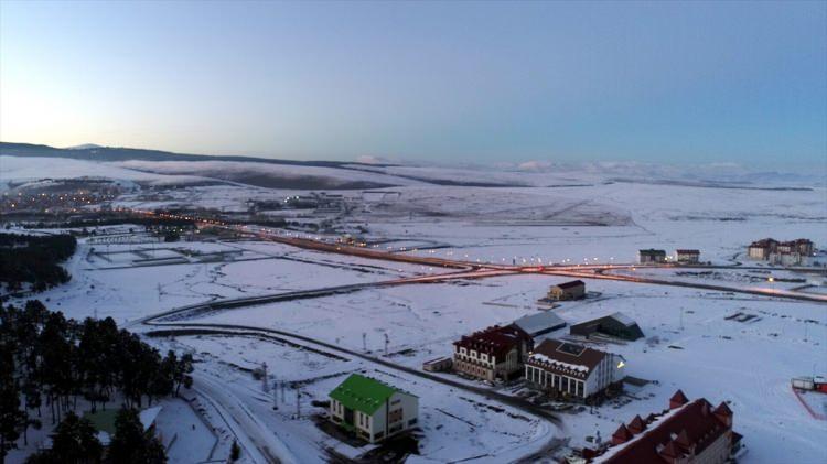 <p>Türkiye'nin en yüksek yerleşim birimlerinden olan 2 bin 200 rakımlı Kars'ın Sarıkamış İlçesi, karlı sarıçam ormanları ve doğal güzellikleriyle hem gündüz hem gece havadan görüntülendi.</p>

<p> </p>
