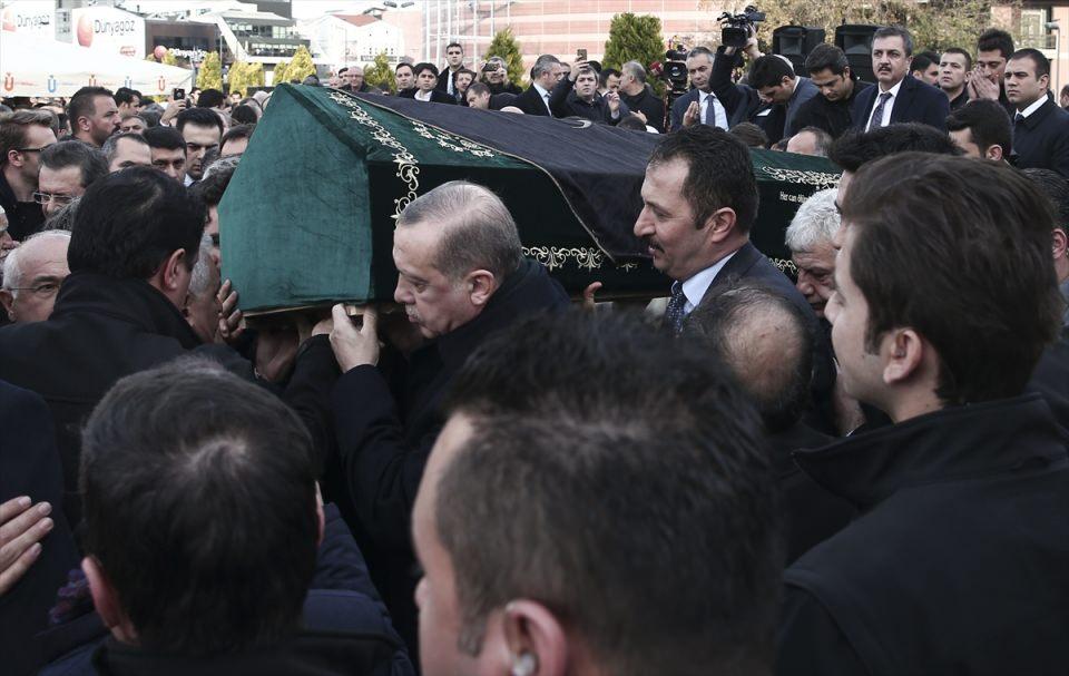 <p>Cumhurbaşkanı Erdoğan, Çağlar'ın tabutunu bir süre taşıdı.</p>
