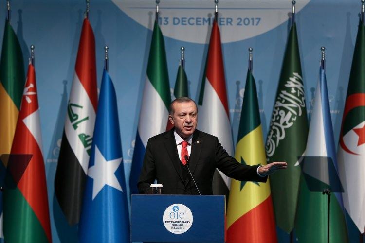 <p><span style="color:#FFD700"><strong>Ülkenin en çok satan gazetesi Le Figaro</strong></span> ise Erdoğan'ın çağrısına yer verdi. Gazete ayrıca, Müslüman liderlerin, Trump'ın kararının aşırıcılığı ve terörü beslediği görüşünde birleştiğini yazdı.</p>
