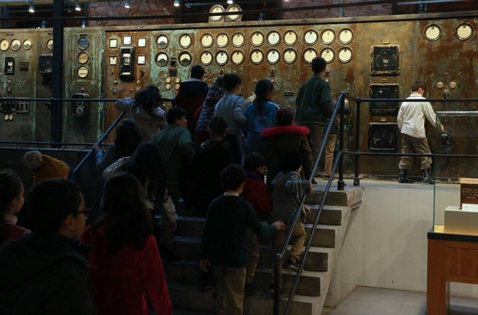 <p>Ziyaretçilerin burada kağıdın 80 yıl önceki yapılış serüvenini görebildiğini anlatan Karaosmanoğlu, fabrikada kullanılan makinelerin de ilgili restorasyondan sonra müzede sergilendiğini bildirdi.</p>
<p> </p>