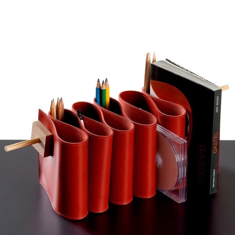 <p><strong>2-Kırmızı ofis aksesuarları</strong></p>
<p>Çizim yaparken ya da toplantı esnasında kullandığınız ürünleri kırmızı renk ile değiştirebilirsiniz.</p>
<p> </p>