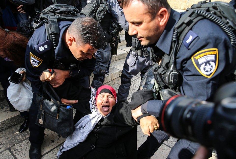 <p>İsrail güvenlik güçleri, Filistinli bir kadına şiddet uyguladı. Ayağa kalkmakta güçlük çeken kadın zor anlar yaşadı.</p>
