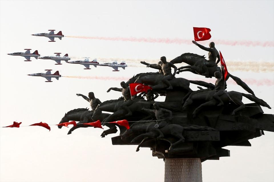 <p><strong>Türk Yıldızları İzmir’de</strong><br />
<br />
Türk Yıldızları ekibi, İzmir’in düşman işgalinden kurtuluşu kutlamaları çerçevesinde gösteri yaptı.   </p>
