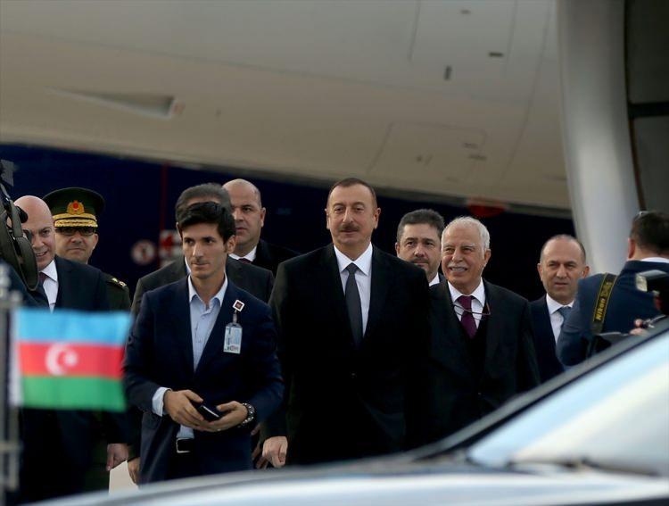 <p>Azerbaycan Cumhurbaşkanı İlham Aliyev, İslam İşbirliği Teşkilatı Olağanüstü Liderler Zirvesi'ne katılmak üzere İstanbul'a geldi.</p>
