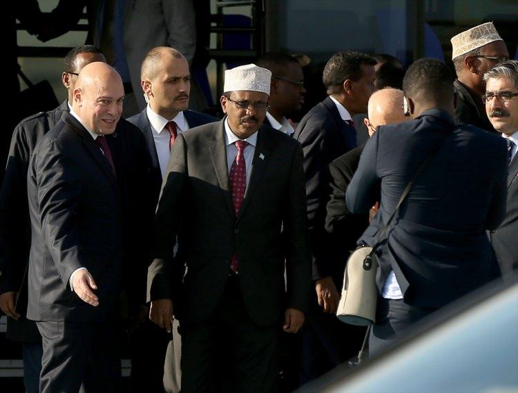 <p>Somali Cumhurbaşkanı Muhammed Abdullah Fermacu (ortada), İslam İşbirliği Teşkilatı Olağanüstü Liderler Zirvesi'ne katılmak üzere İstanbul'a geldi. Fermacu'yu Atatürk Havalimanı Mülki İdare Amiri Mehmet Ali Ulutaş (sağda) karşıladı.</p>
