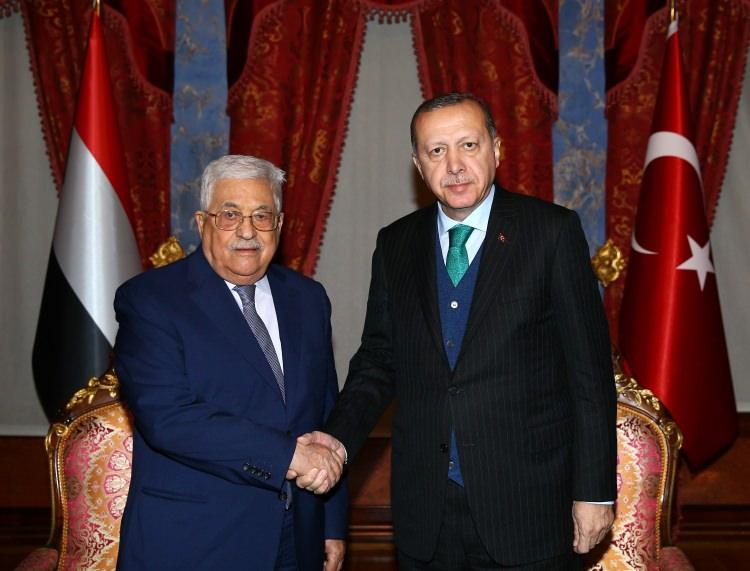 <p>Cumhurbaşkanı Recep Tayyip Erdoğan, Beylerbeyi Sarayı’nda İslam İşbirliği Teşkilatı (İİT) Olağanüstü İslam Zirvesi’ne katılmak üzere İstanbul’a gelen Filistin Devlet Başkanı Mahmut Abbas ile bir araya geldi.</p>

