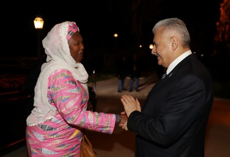 <p>Başbakan Binali Yıldırım, Dolmabahçe Başbakanlık Ofisi'nde Gambiya Cumhurbaşkanı Yardımcısı Aja Fatoumatta Tambajang ile görüştü.<br />
<br />
Aja Fatoumatta Tambajang, İslam İşbirliği Teşkilatı Olağanüstü Liderler Zirvesi hakkında da bilgi aldı.</p>
