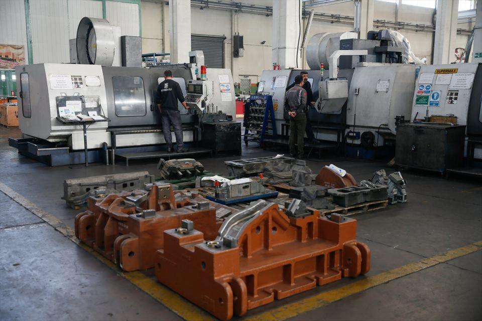 <p>Kalıp üretiminde saatte 300 bin adetlik kapasiteye sahip olduklarını, çalıştıkları markalardan gelen talepler nedeniyle Bursa ve Aksaray fabrikalarında büyüme kararı aldıklarını anlatan Sarıgözoğlu, Avrupa'da ise özellikle BMW ve Mercedes ile son dönemde yoğun olarak çalıştıklarını dile getirdi.</p>

<p> </p>
