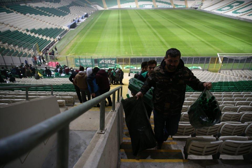 <p>Ayrıca bu karşılaşmada maraton tribünündeki koreografi sırasında iki kat arasına da 60 metre uzunluğunda, üzerinde Bursaspor'un kurulduğu ilk günden bugüne tüm logoları ile ''Onurunla, duruşunla, ruhunla'' yazılarının bulunduğu bir pankart da asıldı.</p>
