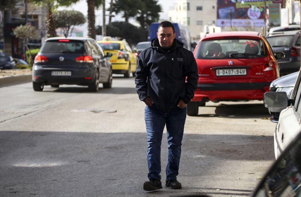 <p>El Halil'in eski şehir b&ouml;lgesinde neredeyse herkesin tanıdığı&nbsp;Filistinli gen&ccedil;, İsrail askerlerinin ABD'nin Kud&uuml;s kararını protesto etmek i&ccedil;in d&uuml;zenlenen g&ouml;sterilere m&uuml;dahalesi sırasında g&ouml;zaltına alındı.</p>
