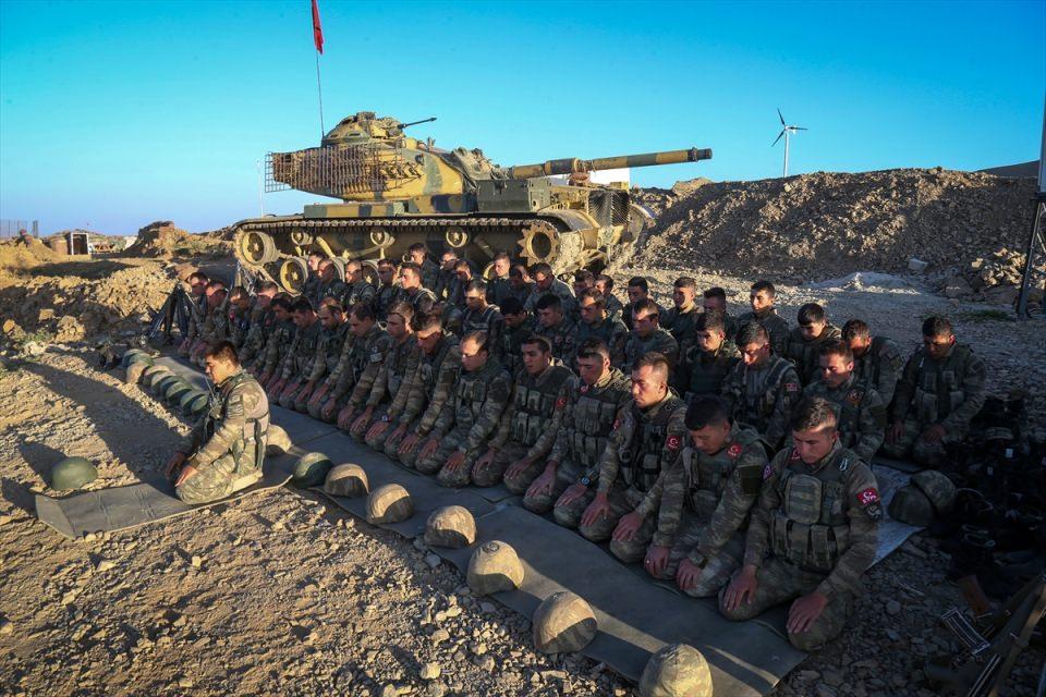 <p>Hakkari'nin Şemdinli ilçesi kırsalında 2 bin 900 metre rakımlı tepede kurulan üs bölgesinde bayram namazı kılan Mehmetçik</p>
