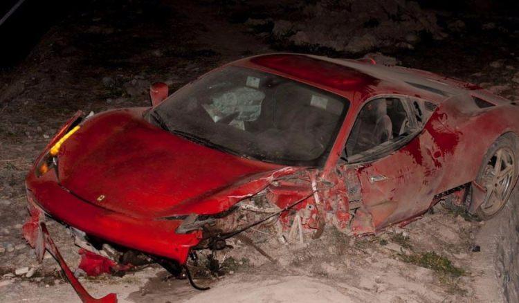 <p>Bayern Münih formasını giyen Arturo Vidal, 2015 yılında alkollü olarak direksiyonuna geçtiği Ferrari 458'iyle ağır bir kaza geçirmiş şans eseri küçük yaralarla kurtulmuştu.</p>
