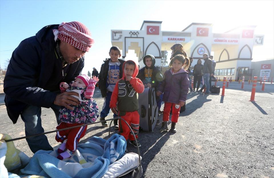 <p>Türkiye'nin yardım eli sayesinde başta sağlık ve eğitim gibi birçok hizmete kavuşan ilçeye, teröristler nedeniyle yerlerinden edilen Suriyelilerin dönüşleri devam ediyor.</p>
