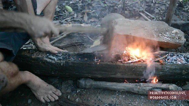 <p>Közleri yelleyerek ve ahşap üfleme borusuyla üfleyerek ateşini harladı</p>
