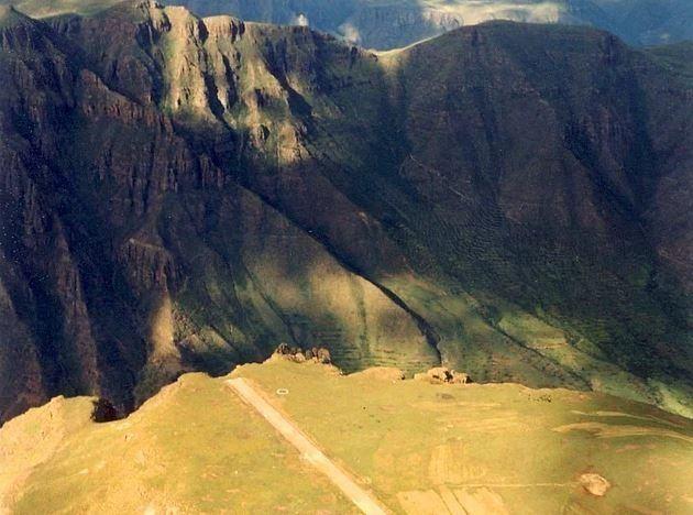 <div><strong>Malekene Air Strip Havaalanı - Afrika Lesotho</strong></div>

<div> </div>

<div>Afrika Lesotho'da yer alan Malekene Air Strip Havaalanı sadece 1.300 feet uzunluğunda ancak sonundaki boşluğun yüksekliği tam tamına 2000 feet. Lesotho havaalanı tam da kuşlara ilk uçmayı öğretme için antrenmaan sahası gibi.</div>
