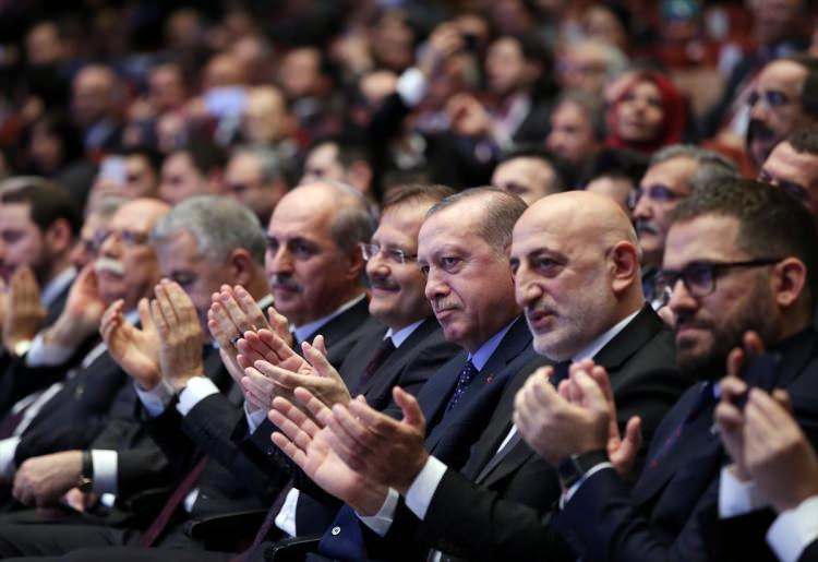 <p>Cumhurbaşkanı Recep Tayyip Erdoğan (sağ 3), Lütfi Kırdar Kongre Merkezi'nde Necip Fazıl Ödülleri Programı'na katıldı. Programa, Başbakan Yardımcısı Hakan Çavuşoğlu(sağ 4) ile Kültür ve Turizm Bakanı Numan Kurtulmuş (sağ5) da katıldı.</p>
<p> </p>