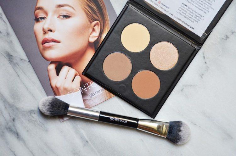 <p><span style="color:#800080"><strong>3-Glo Skin Beauty Contour Kit in Fair / 154,95 TL</strong></span></p>
<p>Açık tene sahip olan kadınların kontür yaparken fazla belirgin olması rahatsız ediyorsa, bu paletteki sıcak kahve tonları doğal bir makyaj yapmanızı sağlayacak.</p>