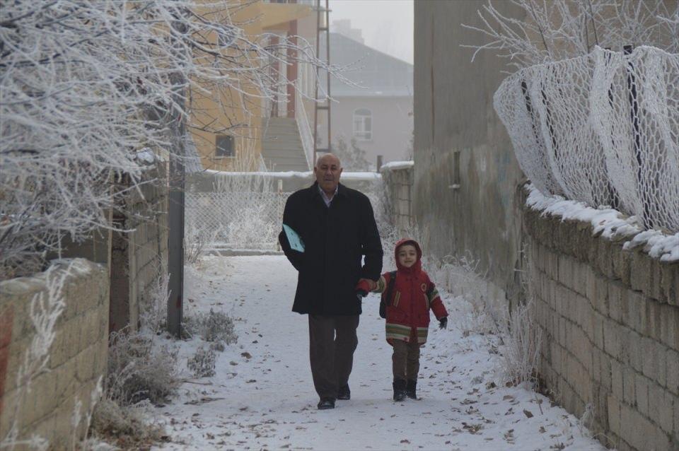 <p>Ağrı’da etkili olan soğuk hava ve sis hayatı olumsuz etkiledi. Kentte kar yağışının ardından etkili olan soğuk hava yüzünden ağaçlar ve bitkiler kırağıyla kaplandı.</p>

<p> </p>
