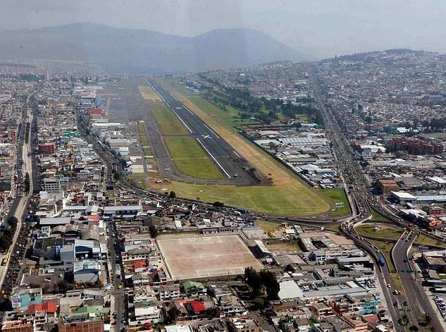 <div><strong>Ekvador Quito Havaalanı - Ekvador</strong></div>
<div> </div>
<div>Ekvador Quito'da bulunan bu havaalanına giderken aktif volkanların üzerinden geçiliyor. Oldukça yüksekte bulunan (9.350 feet) havaalanı, yanaşırken yapılması gereken dik açı sebebi ile zorlu bir pist.</div>