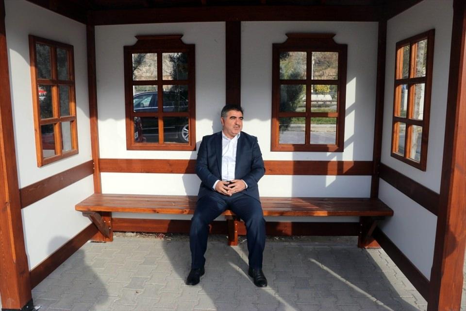 <p>Belediye Başkanı Cafer Özdemir, gazetecilere yaptığı açıklamada, 8 bin 500 yıllık tarihi geçmişe sahip Amasya'nın tarihi evlerinin muhteşem görüntüsünün otobüs duraklarına yansıtıldığını söyledi.</p>
<p> </p>