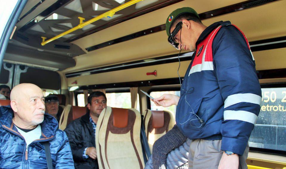 <p> Uygulamayı gören vatandaşlar ise uzun süre kimlik sorgusunda beklediklerini, bu teknoloji ile kısa sürede uygulamadan geçebileceklerini ifade ettiler.</p>
