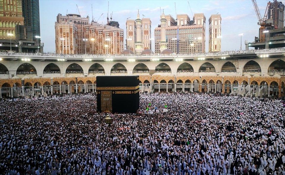<p><strong>Kutsal topraklarda Ramazan</strong><br />
<br />
Müslümanların kıblesi Kabe-i Muazzama'da Ramazan ayı yoğunluğu yaşandı. Dünyanın çeşitli yerlerinden kutsal topraklara Umre için gelen müslümanlar, Kabe'yi dualar eşliğinde tavaf etti. </p>