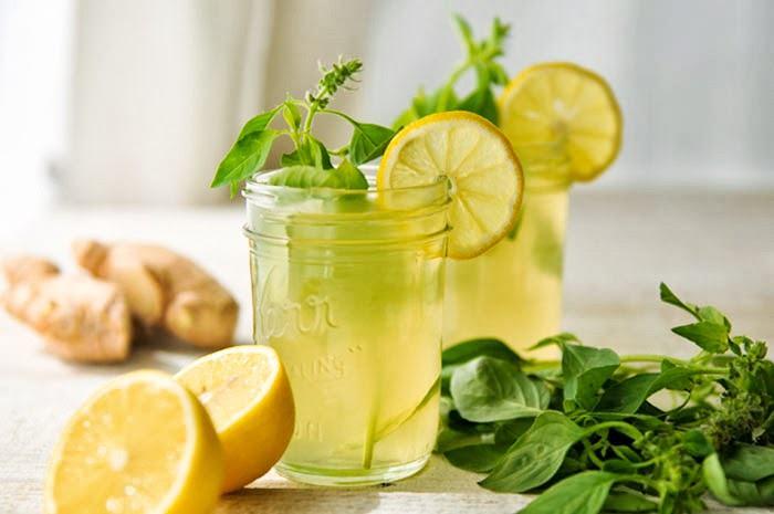 <p>Kivi ve limon kandaki glikoz oranını düzenleyerek besinlerin daha hızlı parçalanmasına yardımcı olur. Ayrıca bu karışım antioksidan ve lif bakımından oldukça zengin olduğundan, vücuttaki ödemin dışarı atılmasını sağlar.</p>
