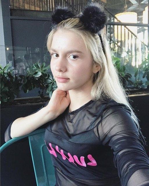 <p>17 yaşındaki Aleyna Tilki'nin hayranlarından birisi genç şarkıcının peşine düşerek eski uçak biletlerini, yere dökülen saç ve tokalarını bir bir topladı.</p>
