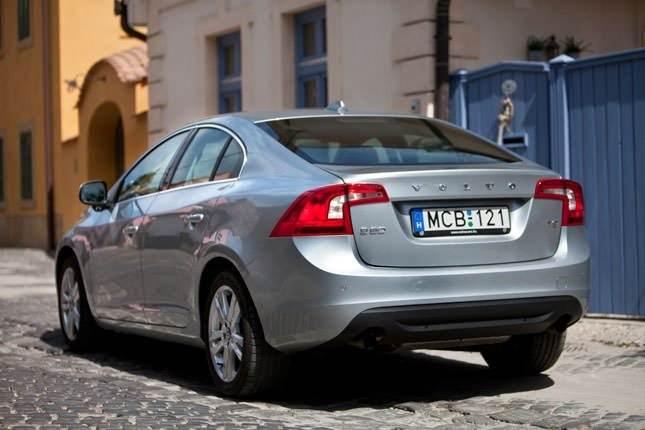 <p>Üstün güvenlik teknolojileriyle keyifli ve güvenli bir sürüşle konforu bir adım ileriye taşıyan Volvo S60 Premium, donanımlı Premium Paket T3, ilham verici tasarımıyla hayatın ritmini şimdi daha avantajlı fiyatlarla yakalıyor.</p>
<p>Xenon far, gerçek deri koltuklar, elektrikli ve hafızalı sürücü koltuğu, ısıtmalı ön koltuklar, aksesuar olarak arka kamera ve 8'' TFT gösterge paneli bulunan Premium Paket T3, S60 Premium'la birlikte 149 bin 900 TL ile otomobil tutkunlarıyla buluşuyor.</p>
<p>S60 Premium ve Premium Paket T3, Volvo yetkili satıcılarında S60'la dinamizmi yakalamak isteyen kullanıcıları bekliyor.</p>