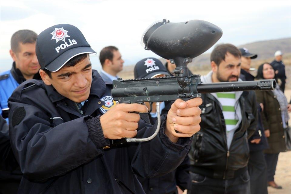 <p>Polislik eğitimi alan Ahmet Sönmez ise hayalini gerçekleştirdiği için mutlu olduğunu ifade ederek, "Bugün üniformalarımızı giyip polis olduk. Çok güzel bir duygu polis olmak, eğitim aldık, atış yaptık. Polisleri çok seviyordum şimdi ben de polis oldum." dedi.</p>

