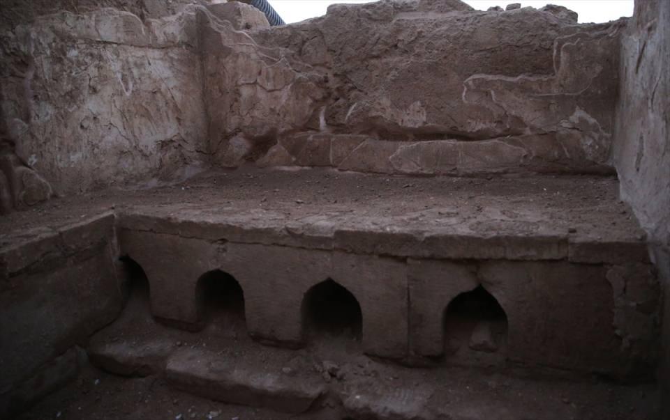 <p>Kazı ekibi olarak, Harran İçkale-Saray'ın ikinci katında yapılan kazı çalışmasında üç kubbeli bir hamam bulunduğunu aktaran Önal, Zengi Atabeyliği ve Eyyubiler Dönemi'ne ait 12-13'üncü yüzyılda yapılan hamamın soğukluk, ılıklık, sıcaklık odaları ve külhan bölümünü tamamen ortaya çıkardıklarını anlattı. Önal, şöyle devam etti:</p>