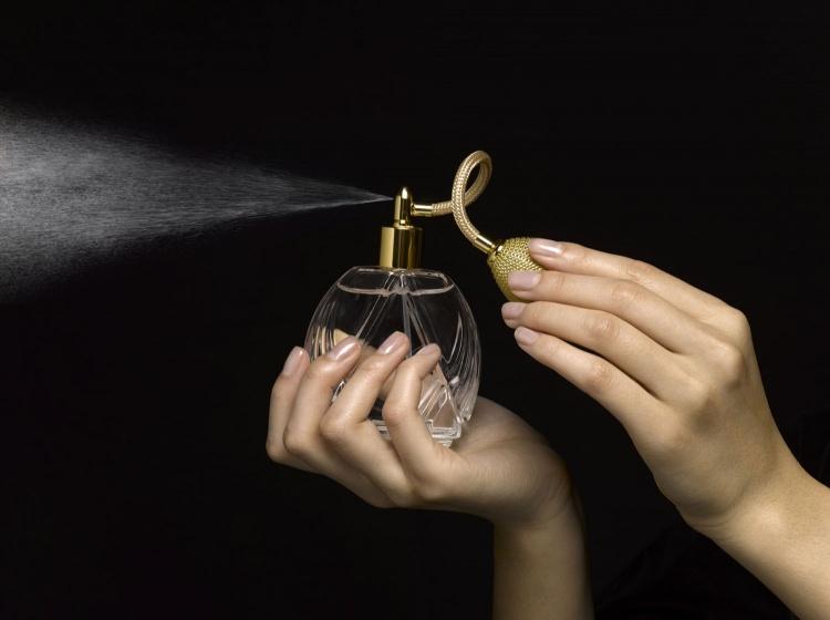 <p>Gün içerisin sık sık kullandığınız parfüm, kısa sürede kokusu uçup gidiyorsa sebebi kullanım sırasında yaptığınız hatalar olabilir. Sizler için parfüm kullanırken yapılan 5 hatayı araştırdık...</p>

