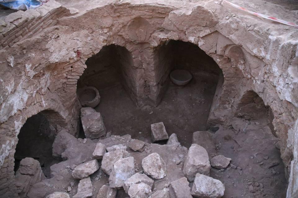 <p>Milattan önce 6 binli yıllardan günümüze kadar kesintisiz yerleşim yeri olan ve bir dönem Asurlular ile Emevilere başkentlik yapan Harran Ören Yeri'ndeki kazılar devam ediyor. Bu yılki kazılarda yaklaşık 900 yıl önce Eyyubiler dönemine ait kubbeli hamam gün yüzüne çıkarıldı.</p>

<p> </p>

<p> </p>
