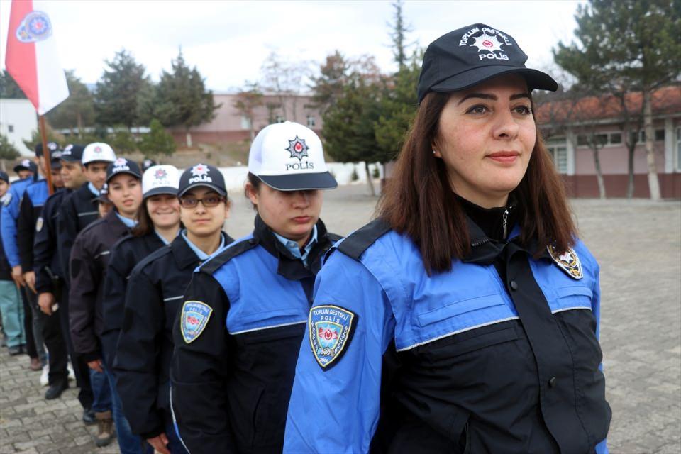 <p>Daha sonra eğitim alanında teorik eğitim alan ve eğitim silahlarıyla atış yapan öğrenciler, yemin ederek mezun oldu ve polislerle bir günlüğüne görev yaptı.</p>
