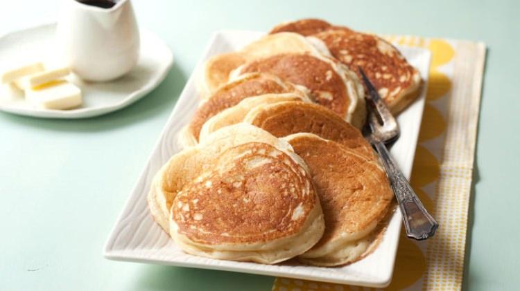 <p><strong>Yoğurtlu pancake </strong></p>

<p>Malzemeler:</p>

<p>2 adet yumurta <br />
Bir su bardağı süt <br />
Yarım çay bardağı ayçiçek yağı <br />
Bir paket kabartma tozu <br />
Bir tatlı kaşığı tuz<br />
2 su bardağı un <br />
Bir bardak şeker <br />
Bir bardak yoğurt</p>

<p>Yapılışı:</p>

<p>Tüm malzemeleri tamamen özdeşleşinceye kadar çırpalım ve </p>
