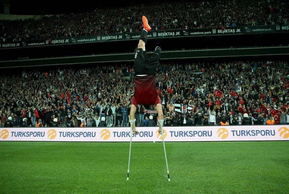 <p>Fotoğrafta, Türkiye'nin ev sahipliğinden düzenlenen Avrupa Ampute Futbol Federasyonu (EAFF) Avrupa Şampiyonası final mücadelesinde İngiltere'ye mağlup ederek şampiyon olan Türkiye Ampute Milli Takımı'nın, maçın son düdüğü ile yaşadığı sevinç anlatılıyor. </p>

<p> </p>
