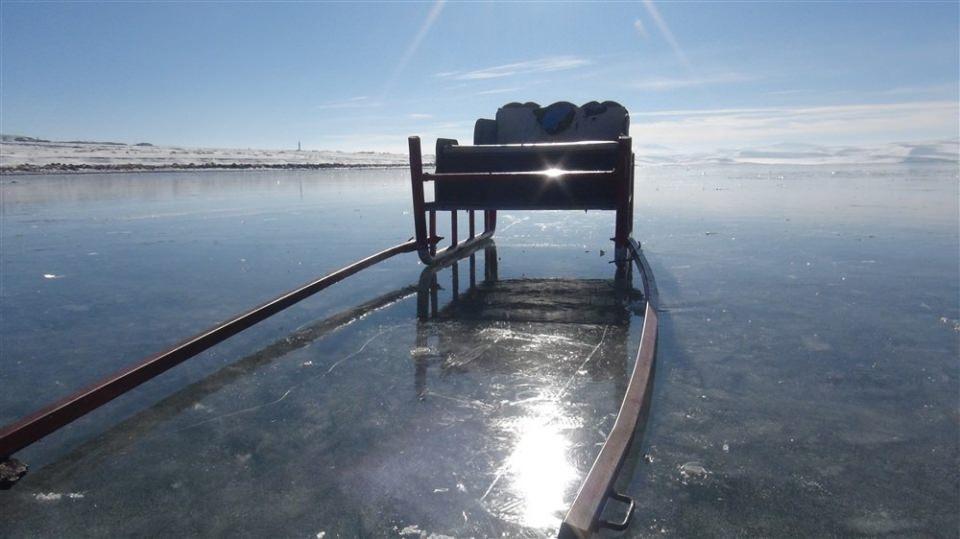 <p>Doğa harikası görünümü ile hem turistlerin hem çocukların hem de Eskimo usulü balık tutan balıkçıların kış sezonu açıldı</p>
