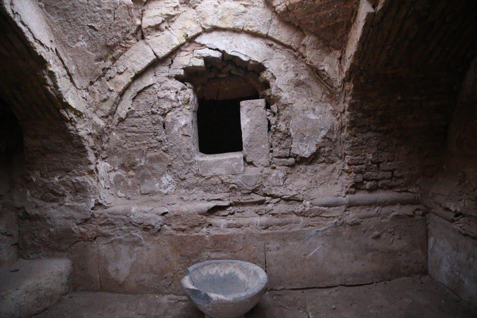 <p>Soğukluk odasında çeşme, dairevi formlu havuz ve nişler, ılıklık odasında çeşme ve taş sekiler, iki adet sıcaklık odasında halvetler, kurnalar, sıcak ve soğuk su künk hatları yer alıyor. </p>
