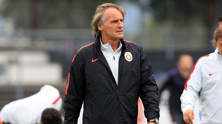 <p><strong>JAN OLDE RIEKERINK (2016-2017)</strong></p>

<p>Mustafa Denizli'nin gitmesinin ardından oluşan boşluğu Galatasaray, alt yapı sorumlusu olarak gelen Hollandalı Jan Olde Riekerink'le doldurdu. Sarı kırmızılılar, Riekerink yönetiminde o sezonu 6. sırada tamamladı. Bir sonraki sezona da Özbek ve yönetimi Hollandalı teknik adamla başlamaya karar verdi. Camiada Riekerink'le devam edilmesine büyük tepkiler geldi. Sezonun ikinci yarısının başında Hollandalı teknik adamla da yollar ayrıldı.</p>
