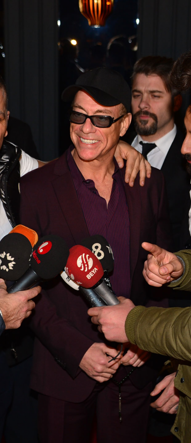 <p>Türkiye'de fitness merkezi kurmak için gerekli görüşmeleri gerçekleştirmek için Kocaeli'ne gelen Hollywood star Van Damme, görüşmeler sonrası soluğu İstanbul'da aldı.</p>
