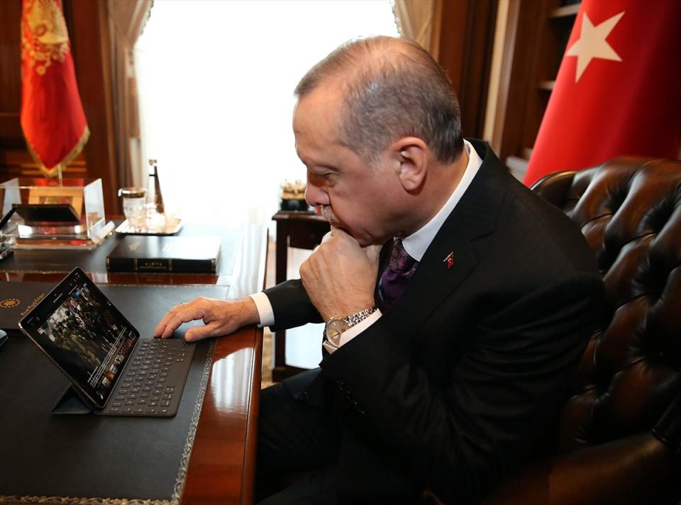 <p>Cumhurbaşkanı Recep Tayyip Erdoğan, Anadolu Ajansının (AA) "Yılın Fotoğrafları" oylamasına katılarak üç kategoriden birer fotoğraf için oy kullandı.</p>