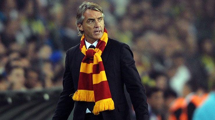 <p><strong>ROBERTO MANCINI (2013-2014)</strong></p>
<p>Fatih Terim Galatasaray'ın başındayken Ünal Aysal kendi otelinde Mancini ile görüşmüştü. Terim'le yolların ayrılmasının ardından Galatasaray'ın başına İtalyan teknik adam geçti. Muslera da İtalyanca bilmesiyle nedeniyle Mancini ile iyi anlaştı. Sarı kırmızılılarda tartışılsa da ligi Fenerbahçe'nin arkasında 2. sırada tamamladı. İtalyan teknik adamla sezon sonunda yollar ayrıldı.</p>