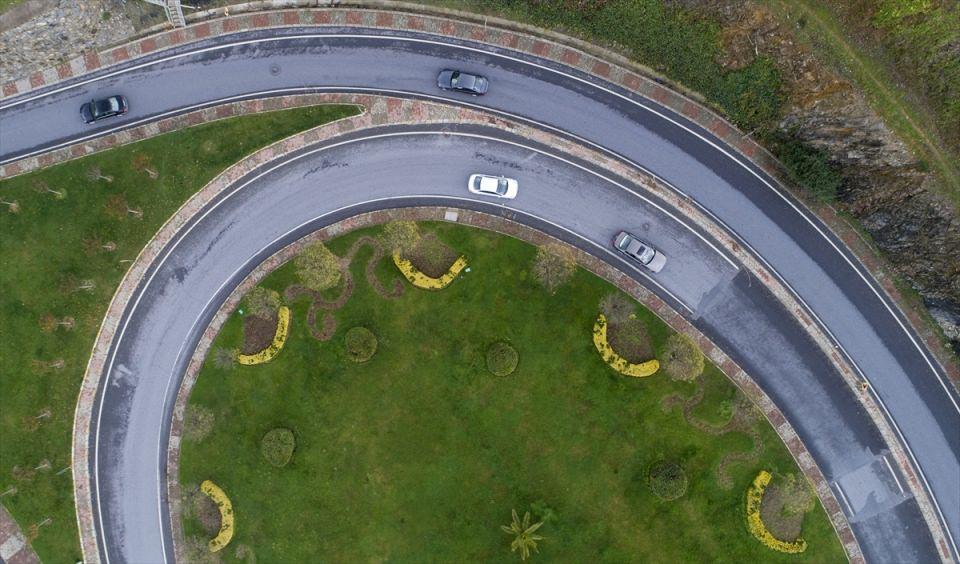 <p>Buna bağlı olarak çeşitli alternatifler geliştiren İBB, kavşakları da yeniden düzenleyerek trafik akışının rahatlamasını sağlıyor.</p>
<p> </p>
